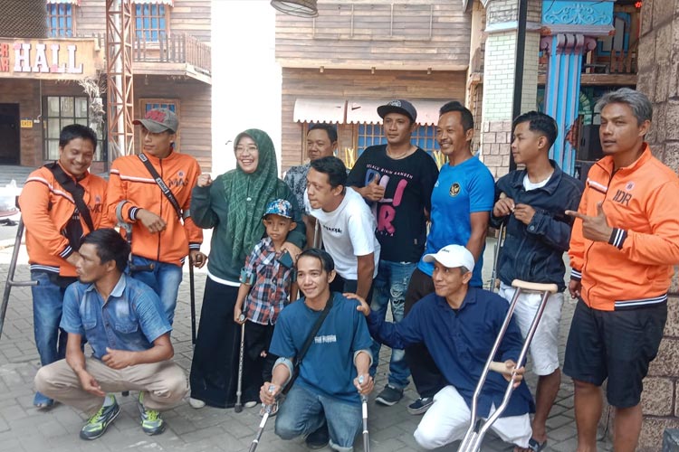 Hikmah Bafaqih, pengurus Koppatara Malang yang juga Wakil Komisi E DPRD Provinsi Jawa Timur saat bersama rekan disabilitas saat acara gathering di Hawai Waterpark Malang. (Foto: dok Koppatara)