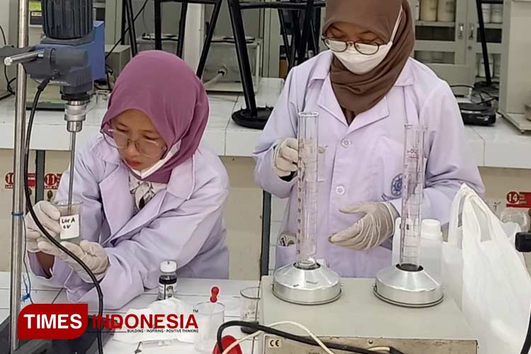 Mahasiswa UGM Teliti mikro alga di laboratorium (FOTO: Humas UGM for TIMES Indonesia)