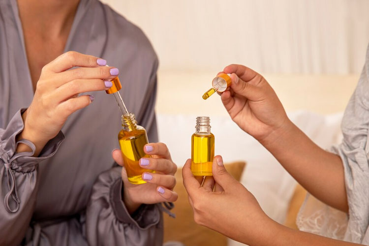 Minyak zaitun dimasukkan ke botol khusus. (Foto: Freepik)