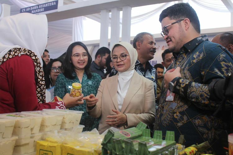 Kepala Badan POM RI Penny Kusumastuti Lukito (tengah) melihat produk UMKM bersama Bupati Kediri Hanindhito Himawan Pramana (foto : yobby/Times Indonesia)