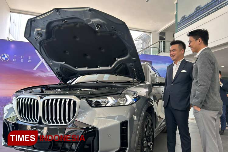 Product Genius BMW Astra Excel Julio dan Kepala Bengkel BMW Astra Surabaya Sularno, Selasa (24/10/2023).(Foto: Lely Yuana/TIMES Indonesia)