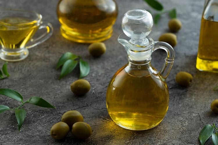 Olive oil placed on a glass jar. (Photo: Freepik)