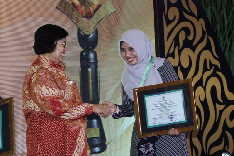 Menteri Lingkungan Hidup Siti Nurbaya Bakar saat memberikan penghargaan Adiwiyata kepada kepala SMAN Bululawang Hari Kusrini, S. Pd, M. M. (foto: dok SMAN 1 Bululawang)