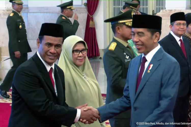 Amran Sulaiman usai dilantik oleh Presiden menjadi Menteri Pertanian di Istana. (FOTO: tangkap layar)