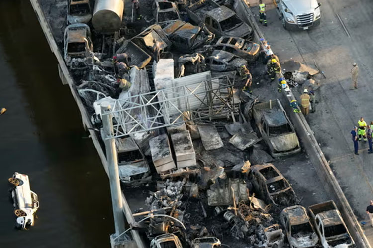 Asap Tebal, Ratusan Kendaraan di Jalan Tol Louisiana AS Kecelakaan Beruntun
