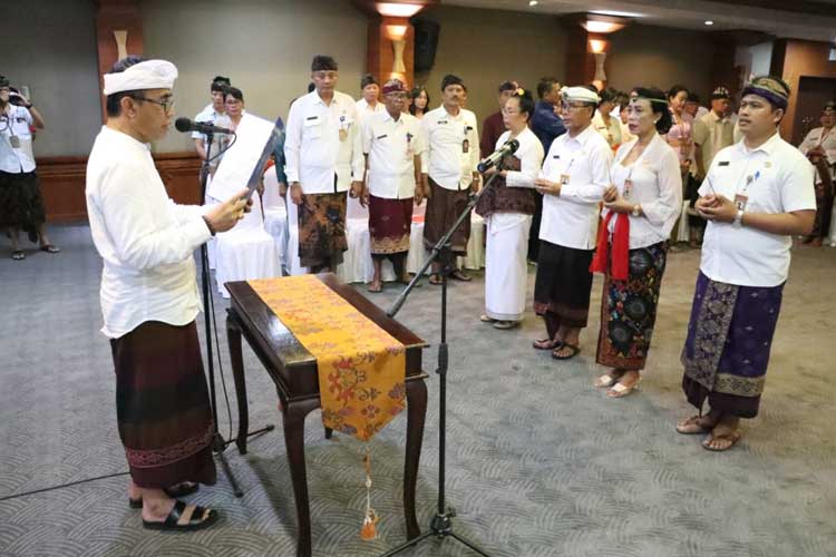 Wali Kota Denpasar melantik dua Pejabat Eselon II Hasil Lelang terbuka, Rabu (25/10) di ruang Sewaka Mahottama, Graha Sewakadarma Lumintang Denpasar. (Foto: Prokopim Denpasar) 