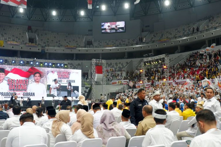 Ribuan Pendukung Prabowo-Gibran Hadiri Deklarasi Di Indonesia Arena GBK ...