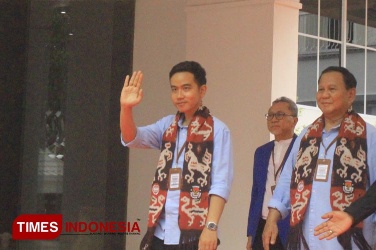 Wali Kota Solo Gibran Rakabuming Raka resmi menjadi Calon Wakil Presiden yang diusung oleh Koalisi Indonesia Maju bersama Calon Presiden Prabowo Subianto dan telah mendaftarkan dirinya di KPU pada Rabu, (25/10/2023). (FOTO: Farid Abdullah)