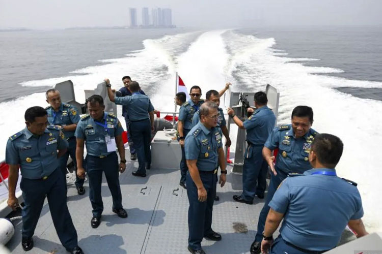 Wakasal Laksamana Madya TNI Ahmadi Heri Purwono (kedua kanan) dan sejumlah perwira TNI AL berada di geladak Kapal patroli Yapero saat uji coba di perairan Pantai Marina, Jakarta Utara, Rabu (25/10/2023). (FOTO: ANTARA/M Risyal Hidayat/tom).