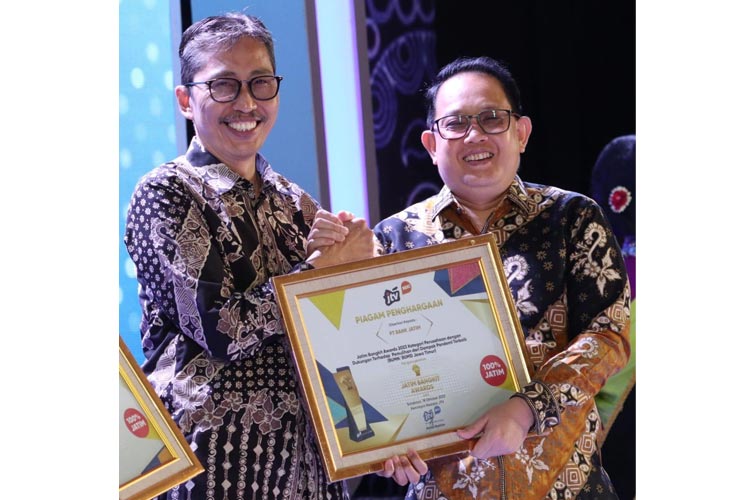 Direktur Utama Bank Jatim Busrul Iman saat menerima penghargaan Bangkit Awards yang diserahkan oleh Sekdaprov Jatim Adhy Karyono, Rabu (18/10/2023) malam.(Dok.Humas Bank Jatim)