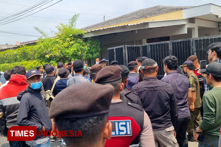 Suasana proses eksekusi rumah peninggalan Guru Besar UGM Prof Dr KRT Lucas Meliala. (FOTO: Fajar Rianto/TIMES Indonesia)