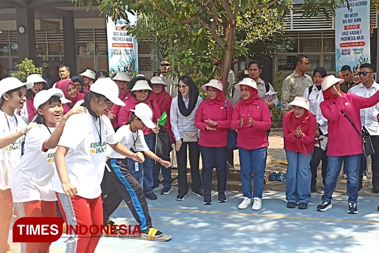 Ibu Negara Iriana Jokowi saat memberikan semangat kepada para peserta lomba bakiak di SDN Dukuh Pakis III Surabaya, Kamis (26/10/2023).(Foto: Aminudin/Indonesia)