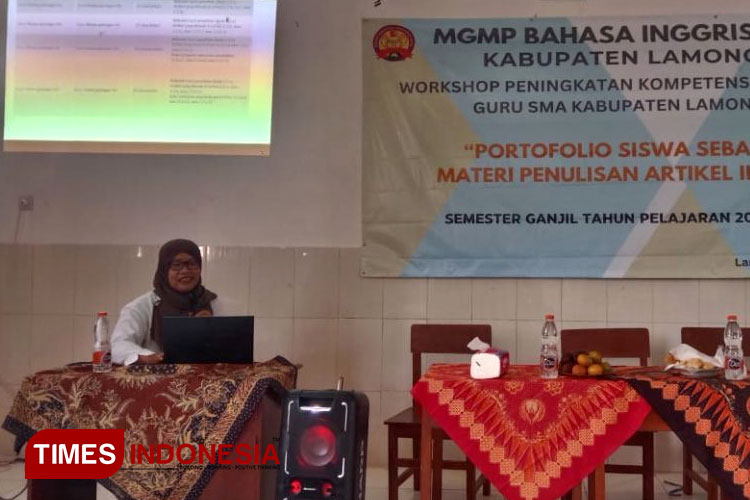 Dr Uzlifatul Masruroh Isnawati, M.Pd., Dosen Prodi PBI FKIP Unisla hadir sebagai narasumber dalam Workshop Peningkatan Kompetensi dan Karir Guru SMA Kabupaten Lamongan di ruang pertemuan SMAN 1 Babat, Selasa, (17/10/2023). (FOTO: AJP TIMES Indonesia)