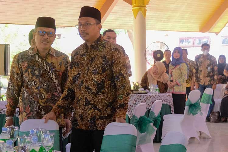 Bupati Sidoarjo, Ahmad Muhdlor Ali didampingi Kepala Dinas Pekerjaan Umum Bina Marga dan Sumber Daya Air (PUBMSDA) Kabupaten Sidoarjo, Dwi Eko Saptono saat penyerahan Corporate Social Responsibility (CSR) kepada 10 nominasi peserta lomba Revitalisasi