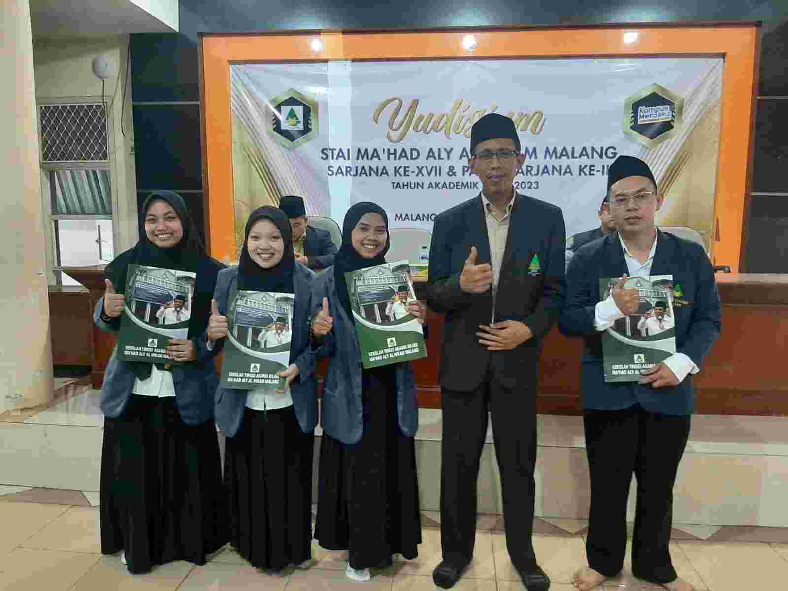 Perwakilan mahasiswa dalam prosesi yudisium bersama ketua STAIMA Al-Hikam Malang. (Foto: STAIMA Al-Hikam for TIMES Indonesia)