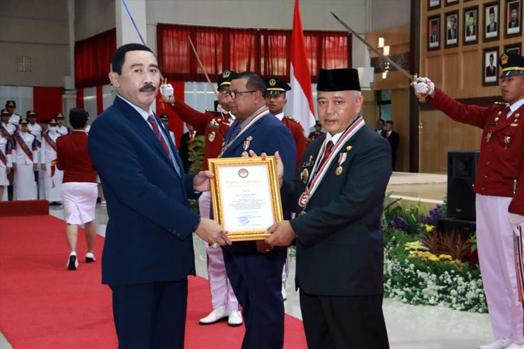 Bupati Malang saat menerima penghargaan dari IPDN, Jumat (27/10/2023). (FOTO: Humas Pemkab Malang)