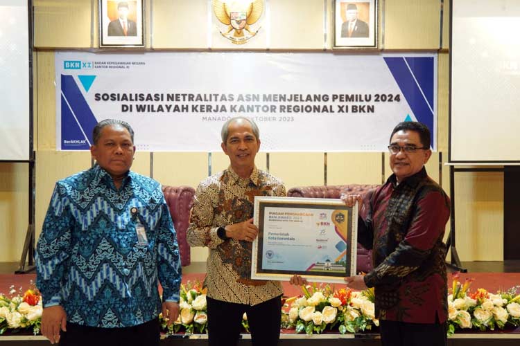 Inspektur BKN Dedy Herdi saat memberikan penghargaan tersebut ke Kepala Badan Kepegawaian Pendidikan dan Pelatihan (BKPP) Kota Gorontalo, Ben Idrus. (Foto: Humas Pemkot Gorontalo) 