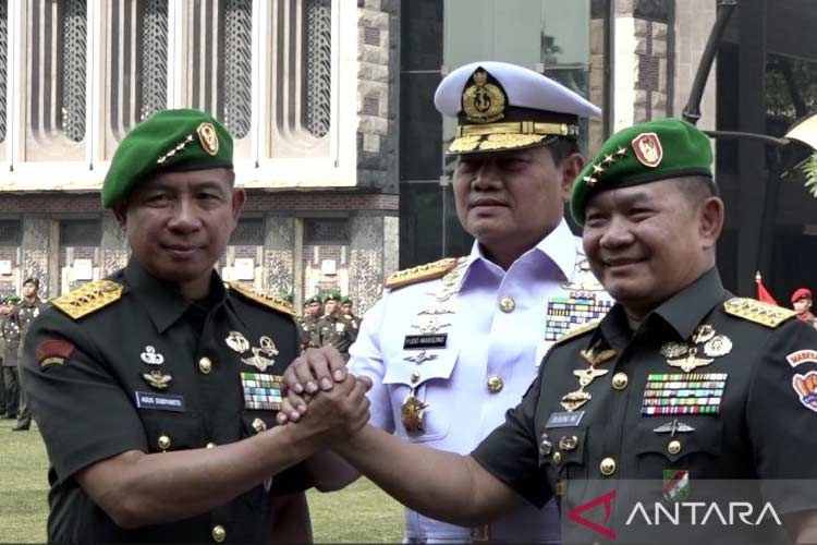 Kasad Jenderal Agus Subiyanto (kiri), Panglima TNI Laksamana Yudo Margono (tengah), dan Jenderal Dudung Abdurachman berjabat tangan usai upacara serah terima jabatan Kasad di Markas Besar TNI AD, Jakarta, Jumat (27/10/2023). (FOTO: ANTARA/Anggah)