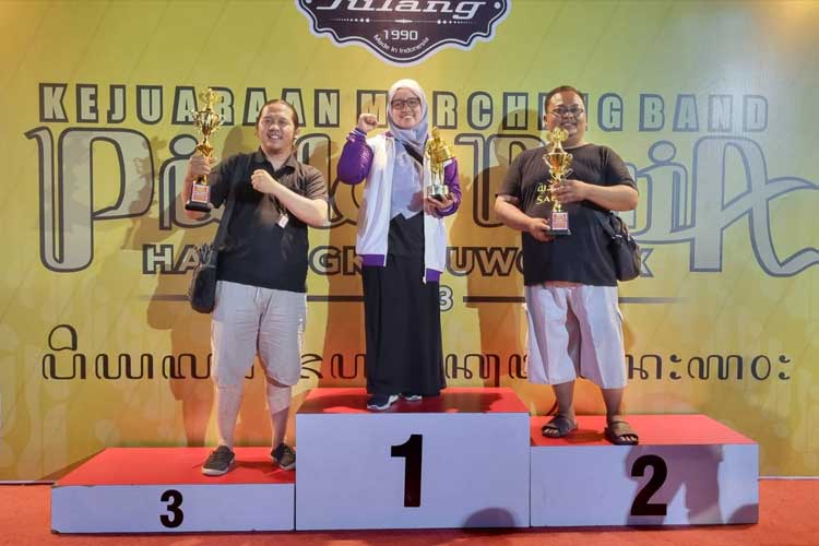 Perwakilan SD Islam Roushon Fikr Jombang saat menerima piala Kejuaraan Marching Band Piala Raja Hamengku Buwono X yang digelar di Jogjakarta, Sabtu (21/10/2023) lalu. (FOTO: Umi Maisaroh for TIMES Indonesia)