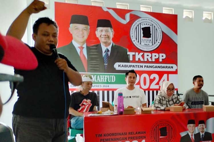 Sekretaris Tim Koordinasi Pemenangan Presiden Pangandaran Sulenk Abdi Sagara saat rapat koordinasi dengan relawan. (Foto : Sekretariat TKRPP Pangandaran)