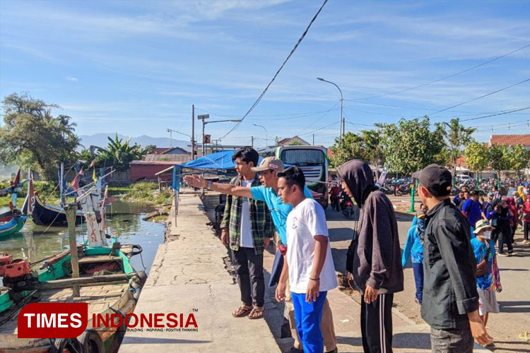 H. Hambali Dosen Pembimbing sedang memberikan arahan kepada mahasiswa Unuja Probolinggo dan masyarakat tentang pengolahan limbah sampah pada bibir Pantai Mandaran Pesisir Besuki. (FOTO: AJP TIMES Indonesia)