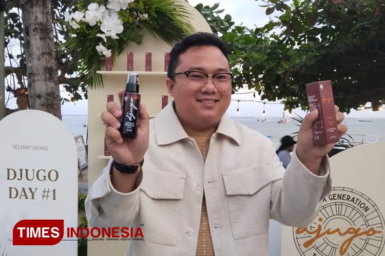 Arniel memperlihatkan Djugo Premium herbal oil sebagai minyak ajaib yang sarat penyembuhan. (Foto: Susi/TIMES Indonesia) 