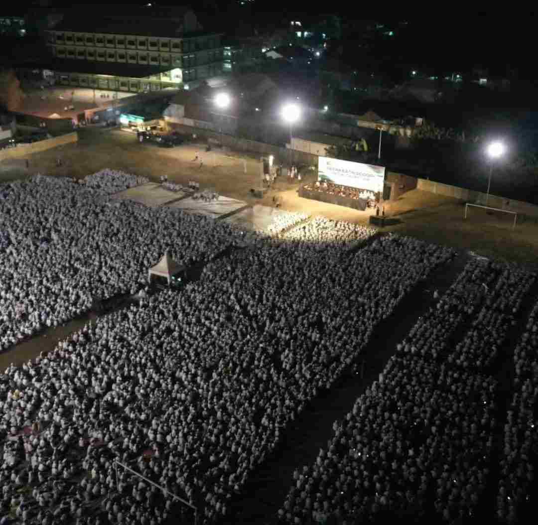 Ribuan santri Pondok Pesantren Sidogiri, Pasuruan berkumpul dalam Gerak Batin untuk Palestina. (Foto: TI PHOTO NETWORK)