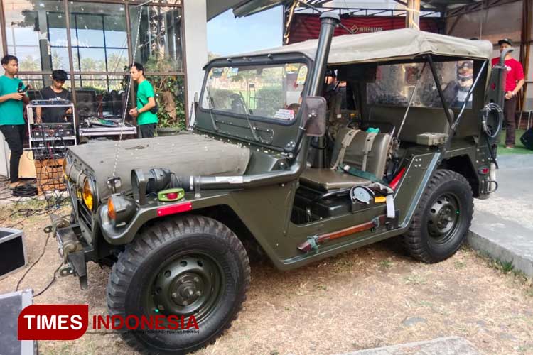 Mobil Antik Jeep Utility M151 keluaran tahun 1974 milik Ketua IAJG Tasikmalaya Ir H Surijana terparkir di halaman Kedai Kopi 77, Jalan Letjen Mashudi, Cibeureum, Tasikmalaya, Jabar, Jumat (27/10/2023) malam. (FOTO: Harniwan Obech/TIMES Indonesia)