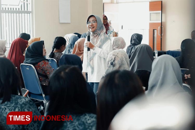 Dr Laksmi Suci Handini pada saat memberikan materi bahaya dan pencegahan angka stunting di Puskesmas Sukapura, Probolinggo, Sabtu (28/10/2023). (Foto: Taufiq/TIMES Indonesia)