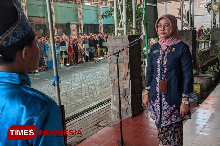 Kepala Sekolah SMPN 3 Porong, Ikromilah Yety Prastuti saat mendapat laporan Siswa Kelas 7 yang juga Wakil Osis, Tunas Duta saat Upacara Memperingati Hari Sumpah Pemuda (Foto: dok SMPN 3 Porong for TIMES Indonesia)