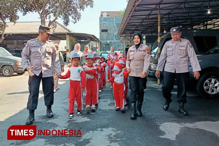 Siswa RA Baiturrahman 2 Islamic Center saat berkunjung ke Polresta Banyuwangi. (Foto : Syamsul Arifin/TIMES Indonesia)