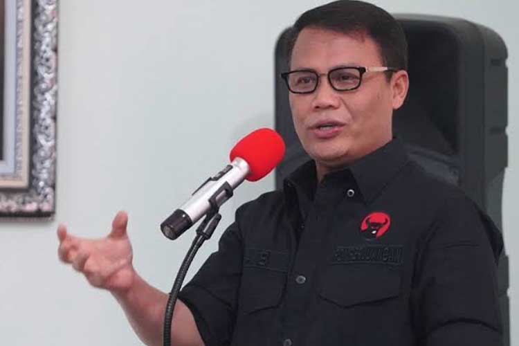 Ketua DPP PDIP Ahmad Basarah mengenakan seragam hitam berlambang partainya. (FOTO: PDIP) 