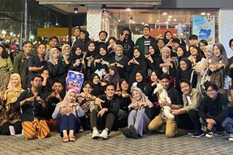 Foto bersama panitia Expotive dan Novart pada Acara Pra Event di depan Mall Sarinah Kayu Tangan Haritage, Sabtu (28/10/2023). (FOTO: Dokumentasi Panitia Pra Event).