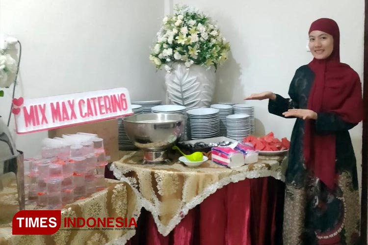 Utari Minangkaning bersama sajian Mix Max saat menyiapkan katering untuk pernikahan. (FOTO: Mix Max for TIMES Indonesia)