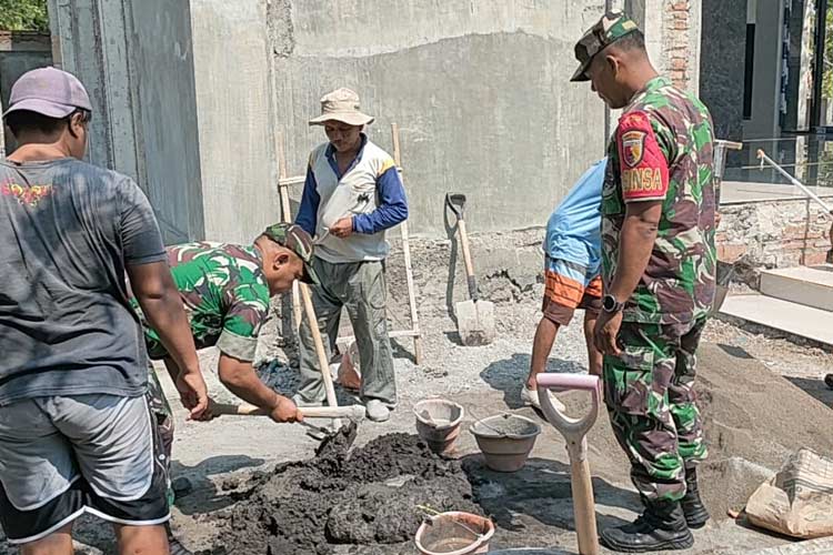 Babinsa dan Masyarakat Kendit Bersatu Membangun Masjid Darussalam