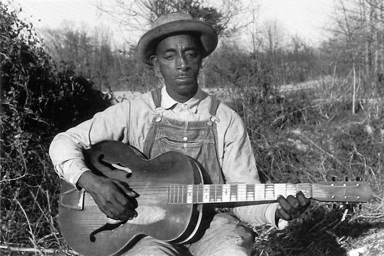 Fred McDowell musisi musik blues dari Missisipi Amerika Serikat 1960. Foto ini diambil pada tahun 1960 (FOTO: Wikipedia)