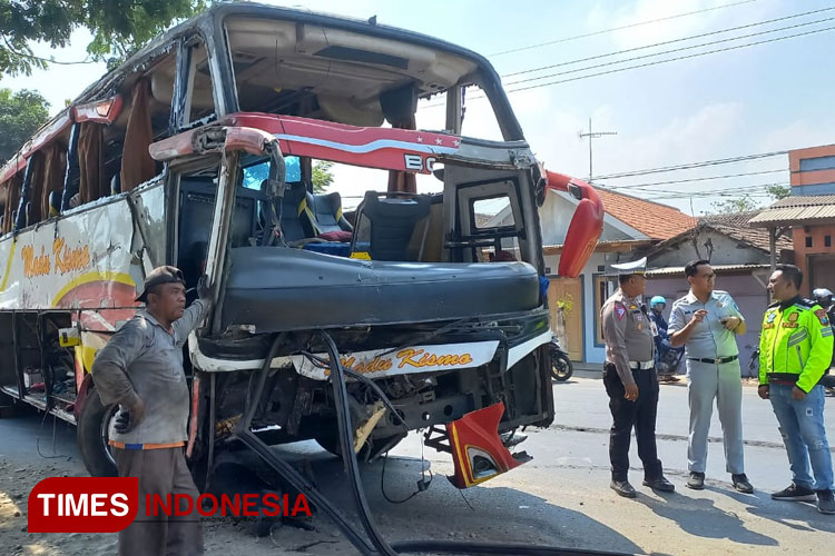Bus 33 Penumpang Hantam Pohon di Pantura Paiton Probolinggo, Dua Orang Meninggal