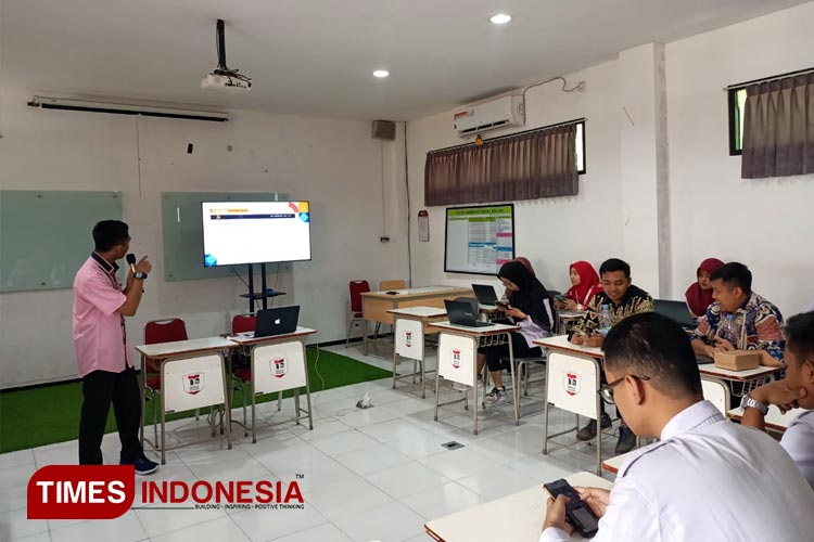 Guru dan Siswa di SMK Kota Malang Dapat Pelatihan Teknologi