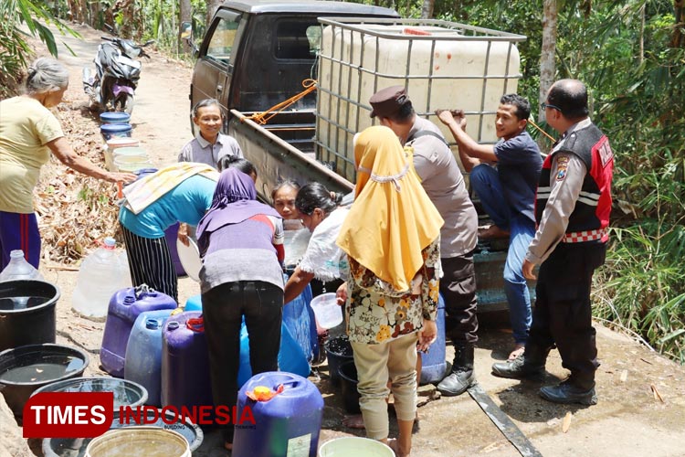 Distribusi air bersih Polres Pacitan memperingati Sumpah Pemuda 2023 untuk atasi krisis air. (FOTO: Yusuf Arifai/TIMES Indonesia) 