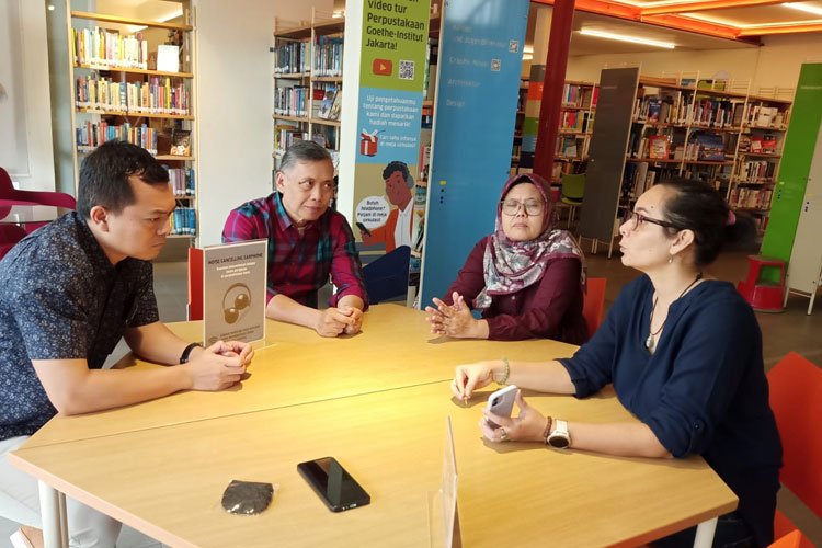 Dosen-dosen Prodi S1 Pendidikan Bahasa Jerman UM menerima informasi dari Kepala Perpustakaan Goethe-Institut Jakarta, Nathalie Sugondho (kanan). (Foto: Dokumentasi Iwa Sobara for TIMES Indonesia)