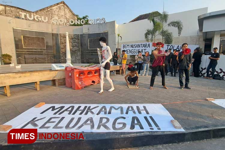 Sekelompok massa sedang melakukan aksi di Tugu Kota Yogyakarta. (FOTO: Olivia Rianjani/TIMES Indonesia)