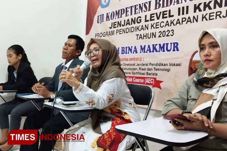Kabid Dikmas Dispendik Banyuwangi, Nuriyatus Sholeha, saat sambutan di kegiatan uji kompetensi barista di PKBM BKM Bina Makmur. (FOTO: Fazar Dimas/TIMES Indonesia)