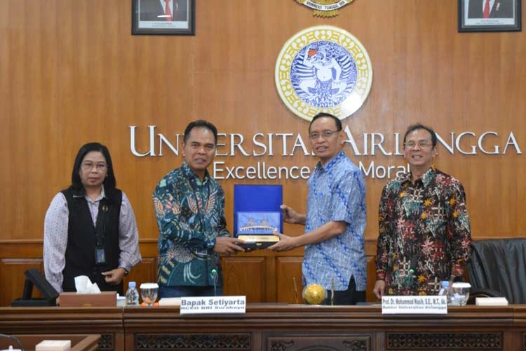 Regional CEO BRI RO Surabaya, Setiyarta, menyerahkan bantuan beasiswa secara simbolis kepada Rektor Unair Prof. Dr. Mohammad Nasih. (Foto : Dok.BRI Surabaya)