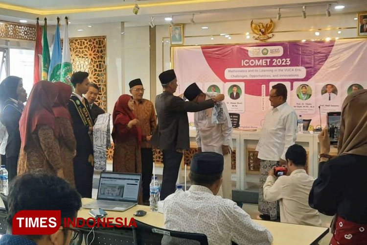 Launching Batik Matematika “SIGMATICH” pada acara International Conference on Mathematics Education and Technology (ICOMET) 2023. (FOTO: AJP TIMES Indonesia)