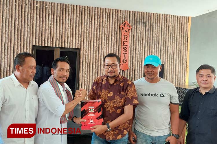 Seremonial penyerahan kepengurusan dari Presiden Klub, Samidi Jose Rudy kepada General Manager baru Yunus Wahyudi. (FOTO : Anggara Cahya /TIMES Indonesia)