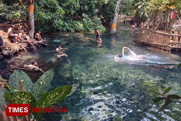 Visitors from various regions enjoy the clarity and freshness at Sumber Umbulan, Tuesday (17/10/2023) (PHOTO: M. Ade Nur Alfian & Rohmatin Nazilah/TIMES Indonesia)