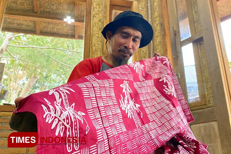 Widie Nurmahmudi, tokoh pemuda kampung Papring pendiri komunitas Kampung Batara, menunjukan batik Papring. (Foto : Syamsul Arifin/TIMES Indonesia)