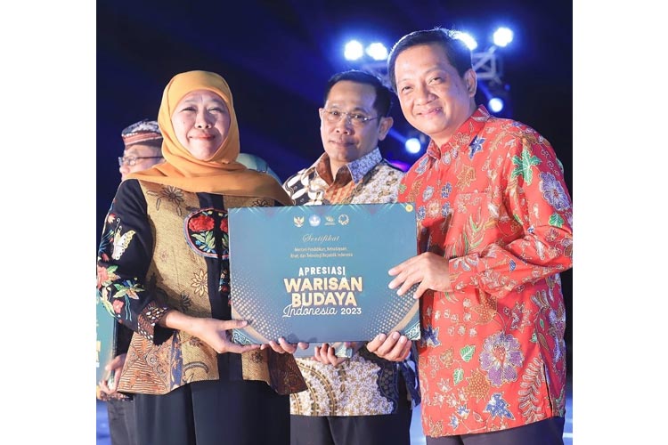 Agus Purnomo, Sekdakab Jombang saat menerima apresiasi penghargaan atas capaian pegiat budaya dan pariwisata Jawa Timur pada ajang East Java Tourism Award (EJTA) di Taman Candra Wilwatikta Pandaan, Pasuruan, Selasa (31/10/2023).