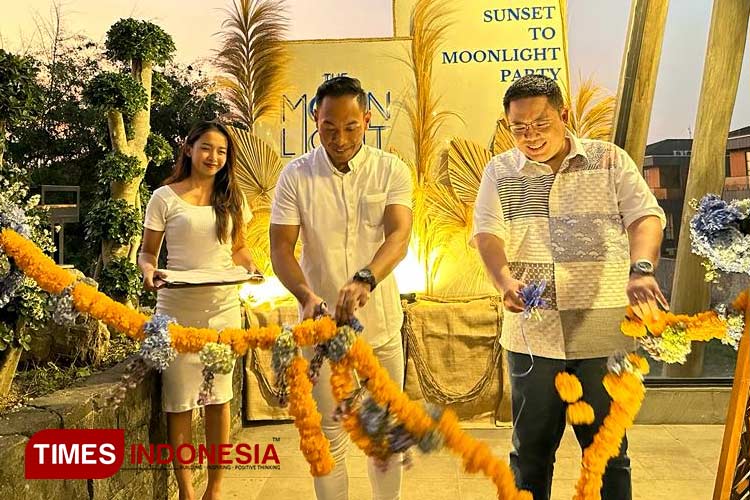 Gunting pita The Moonlight mengawali santapan bernuansa romantis saat berada di Swarga Suites Bali Berawa. (Foto: Susi/TIMES Indonesia)