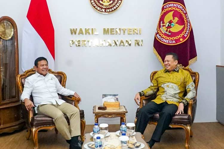 Ketua MPR RI Bambang Soesatyo bersama Wakil Menteri Pertahanan Letjen TNI (Purn.) Muhammad Herindra di Kementerian Pertahanan RI, Rabu (1/11/2023). (Foto: dok MPR RI)